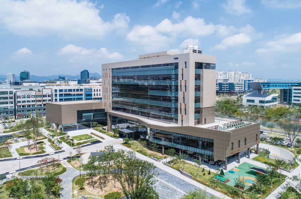 한국인터넷진흥원은 지역 중소기업 정보보호 역량 강화를 위한 프로그램인 ‘화이트햇 투게더’에 참가할 중소기업, 화이트햇, 대학생 봉사단 모집에 나선다. (사진=한국인터넷진흥원 제공).