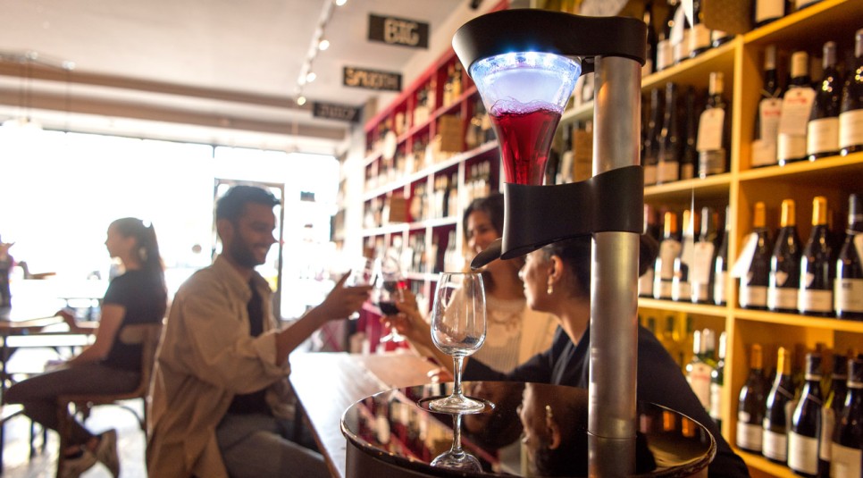 지난 2018년 인공지능(AI) 소믈리에 '빈퓨전(Vinfusion)'이 서울 그랜드 인터컨티넨탈 호텔에 등장했다. 영국의 제품 디자인 컨설팅 기업인 '캠브리지 컨설턴트'에서 개발한 시스템이다. (사진=Cambridge Consultants 홈페이지).