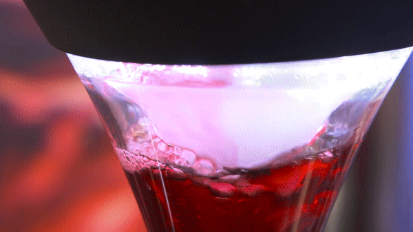 영국의 제품 디자인 컨설팅 기업인 '캠브리지 컨설턴트'가 개발한 '빈퓨전(Vinfusion)'은 와인을 직접 블렌딩해 만들어주는 AI 소믈리에다. (영상=Cambridge Consultants 유튜브).