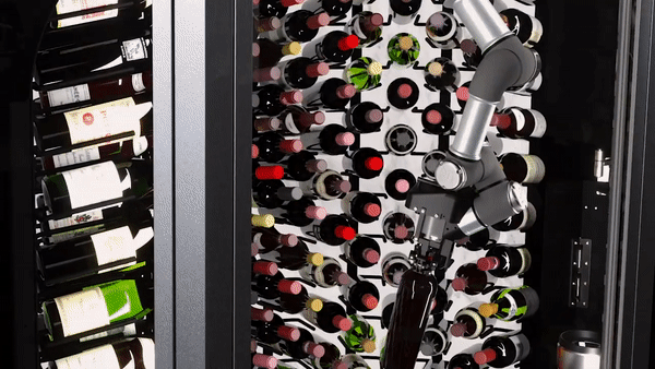 '와인월(Wine Wall)'은 60만 개에 달하는 와인 라벨을 읽어낼 수 있어 와인의 종류를 파악하고 와인의 위치를 파악해 로봇 팔로 와인을 꺼내 전달해준다. (영상=WineCab 유튜브).