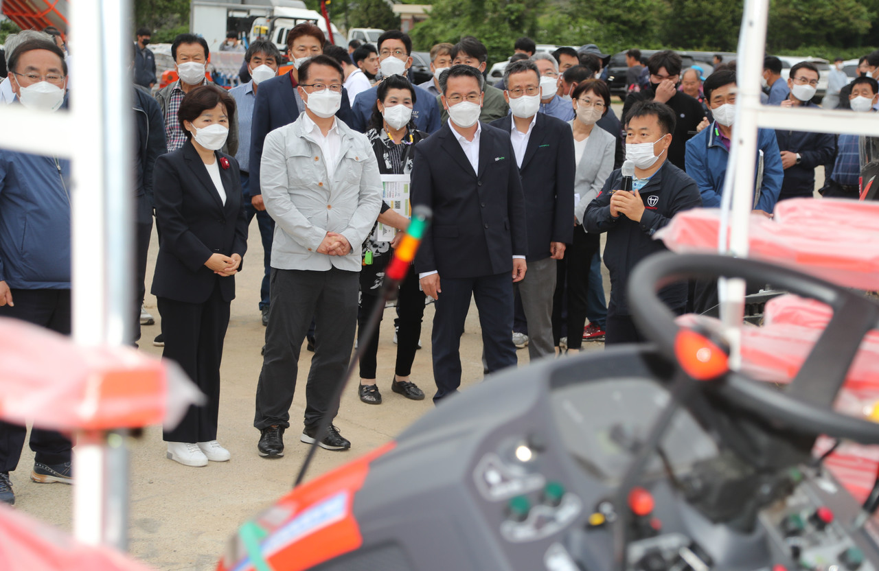 13일 강진 도암면 일원에서 ‘벼 생력재배 현장 연시회’가 열렸다. 자율주행 트랙터와 자동물꼬 등 농기계 전시로 농업인들의 관심이 뜨거웠다. (사진=전남도 제공).