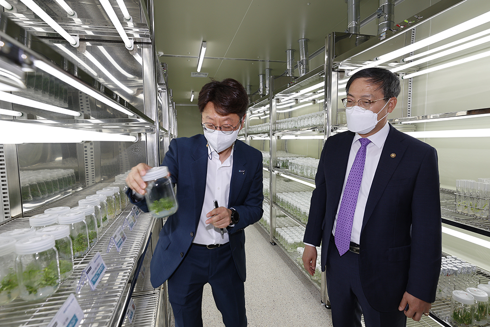 박병홍 농촌진흥청장(오른쪽)이 종묘생산시설 등 연구 시설을 살펴보는 모습 모습. (사진=농촌진흥청 제공).