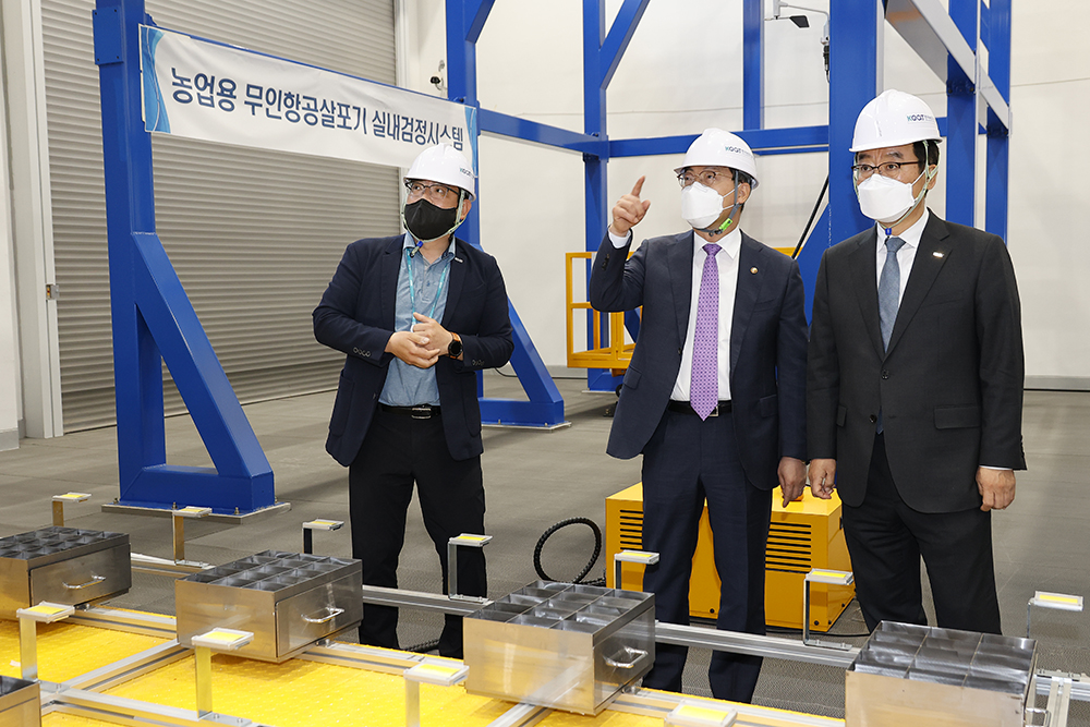 박병홍 농촌진흥청장(가운데)이 농기계 전문시험소를 확인하는 모습. (사진=농촌진흥청 제공).