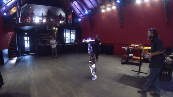 '베타브랜드'는 드론에 각종 의상이나 액세서리를 연결해 드론이 런웨이를 누비고 돌아오는 방식으로 패션위크 행사를 진행했다. (사진=Betabrand 유튜브 캡쳐).