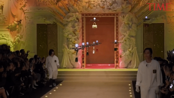 이탈리아의 명품 브랜드 돌체엔가바나는 최근 드론을 활용해 런웨이를 장식해 눈길을 끌었다. (사진= TIME 유튜브 캡쳐).