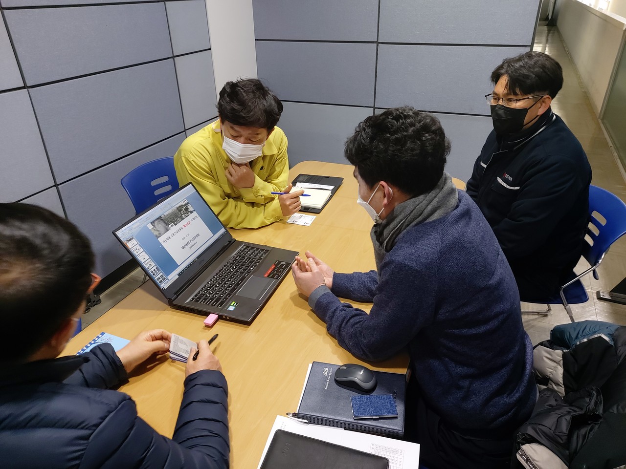 남창식 비상대비팀장과 나우철 주무관, 안전정책관실 직원들은 각 기관들을 설득하기 위해 부단히 애썼다. (사진=광주광역시 안전정책관실 제공). 