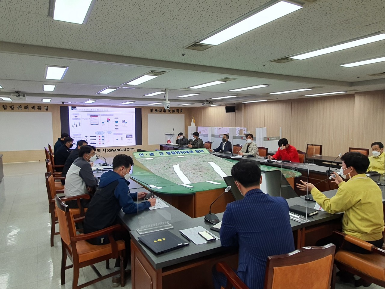 광주 통합드론 영상 시스템 관계자들이 회의하고 있는 모습. (사진=광주광역시 안전정책관실 제공). 