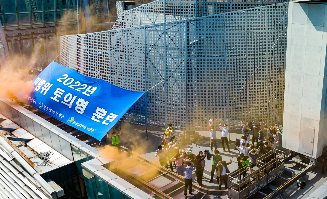 지난달 20일 오후 광주 서구 광주도시공사 옥상에서 광주시와 광주도시공사 합동으로 미사일 공격에 따른 옥상 대피를 가장한 '2022년 민방위 토의형 훈련'이 펼쳐지고 있다. (사진=광주광역시 제공).