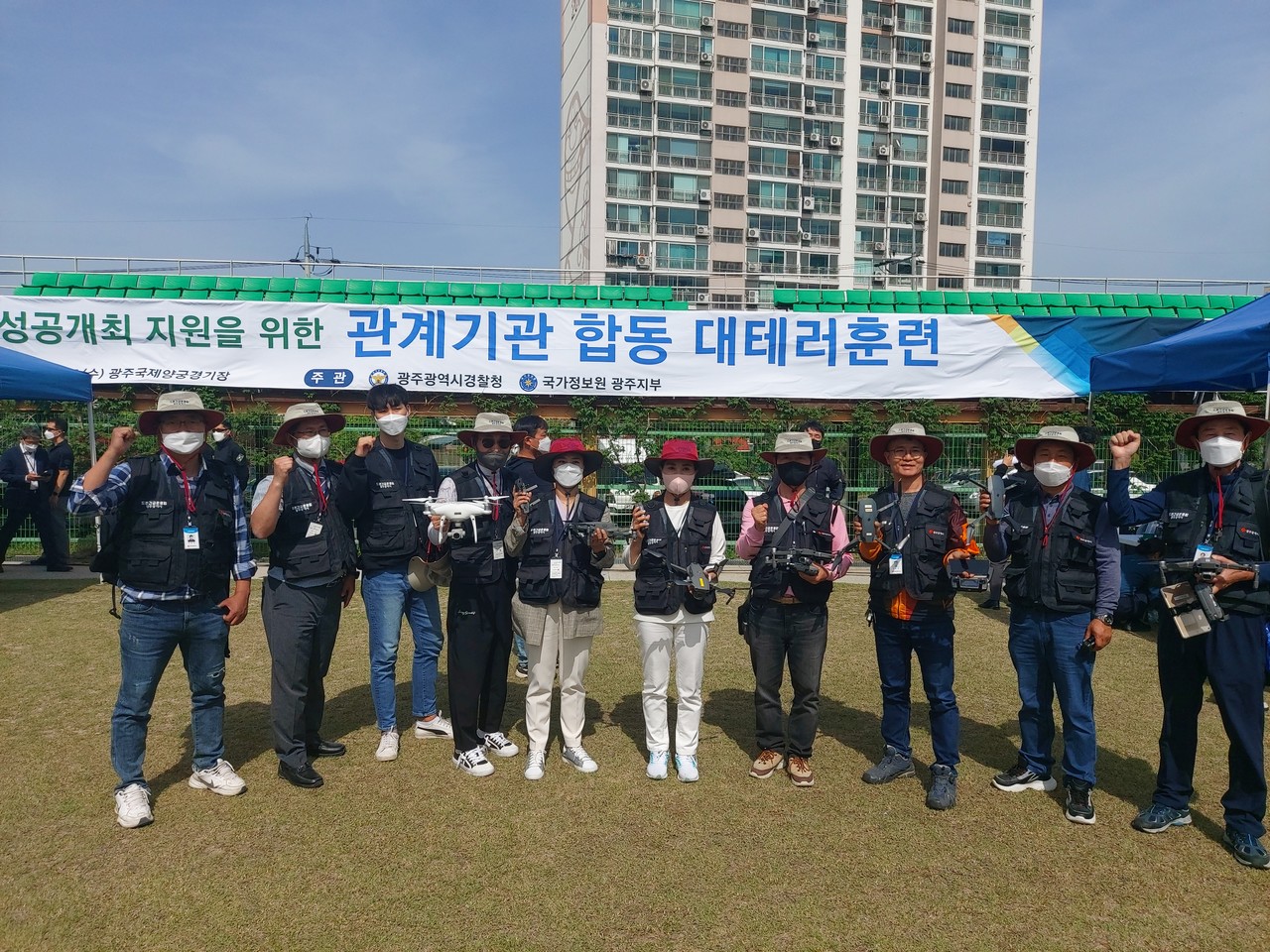 양궁월드컵 성공 개최 지원을 위한 대테러훈련에 참가한 드론운용단. 왼쪽부터 조훈도 남구지회장, 이병수 부단장, 조우찬 대원, 이유상 서구지회장, 황예원 대원, 김영미 대원, 김백수 북구지회장, 김한신 대원, 오석교 대원, 김성봉 광산구지회장. (사진=광주광역시 안전정책관실 제공). 