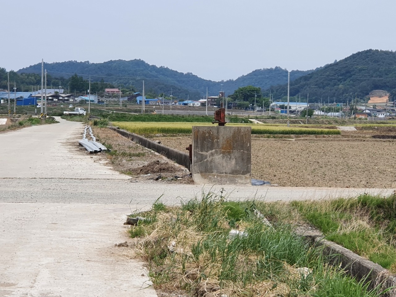농번기로 한참 바쁠시기지만 농지에 와서 일하는 사람은 극소수다.