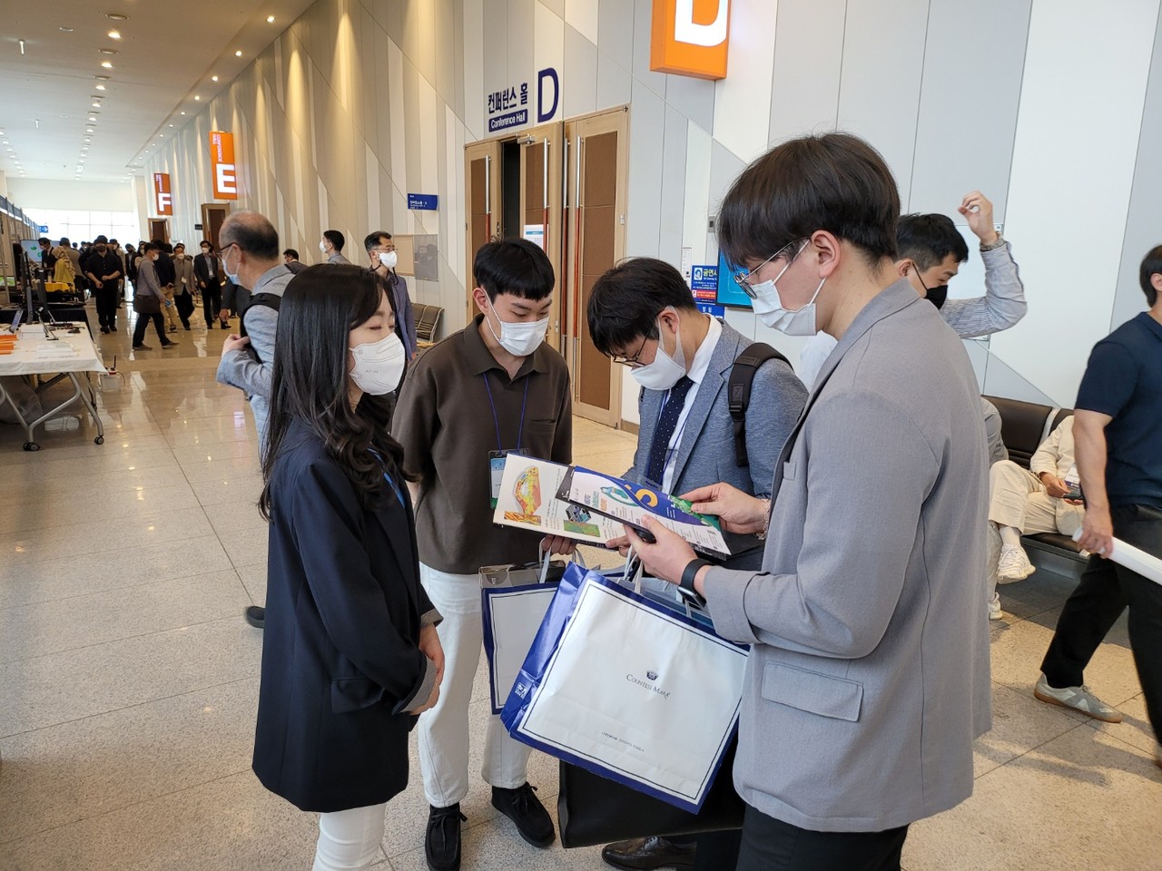 서울대학교 지능형 에코사이언스 특성화대학원 관계자들이 전문가들을 대상으로 대학원 교육과정과 최신기술에 대한 설명을 하고 있다. (사진=서울대학교 지능형 에코사이언스 특성화대학원 제공).