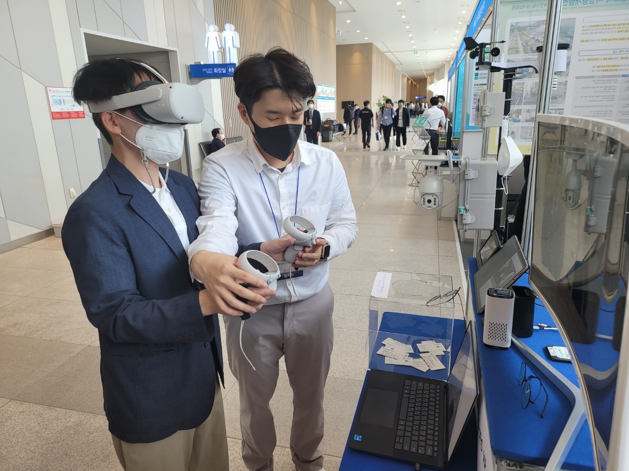 VR 활용한 디지털트윈 기술 체험을 하고 있는 한 참관객. (사진=서울대학교 지능형 에코사이언스 특성화대학원 제공).