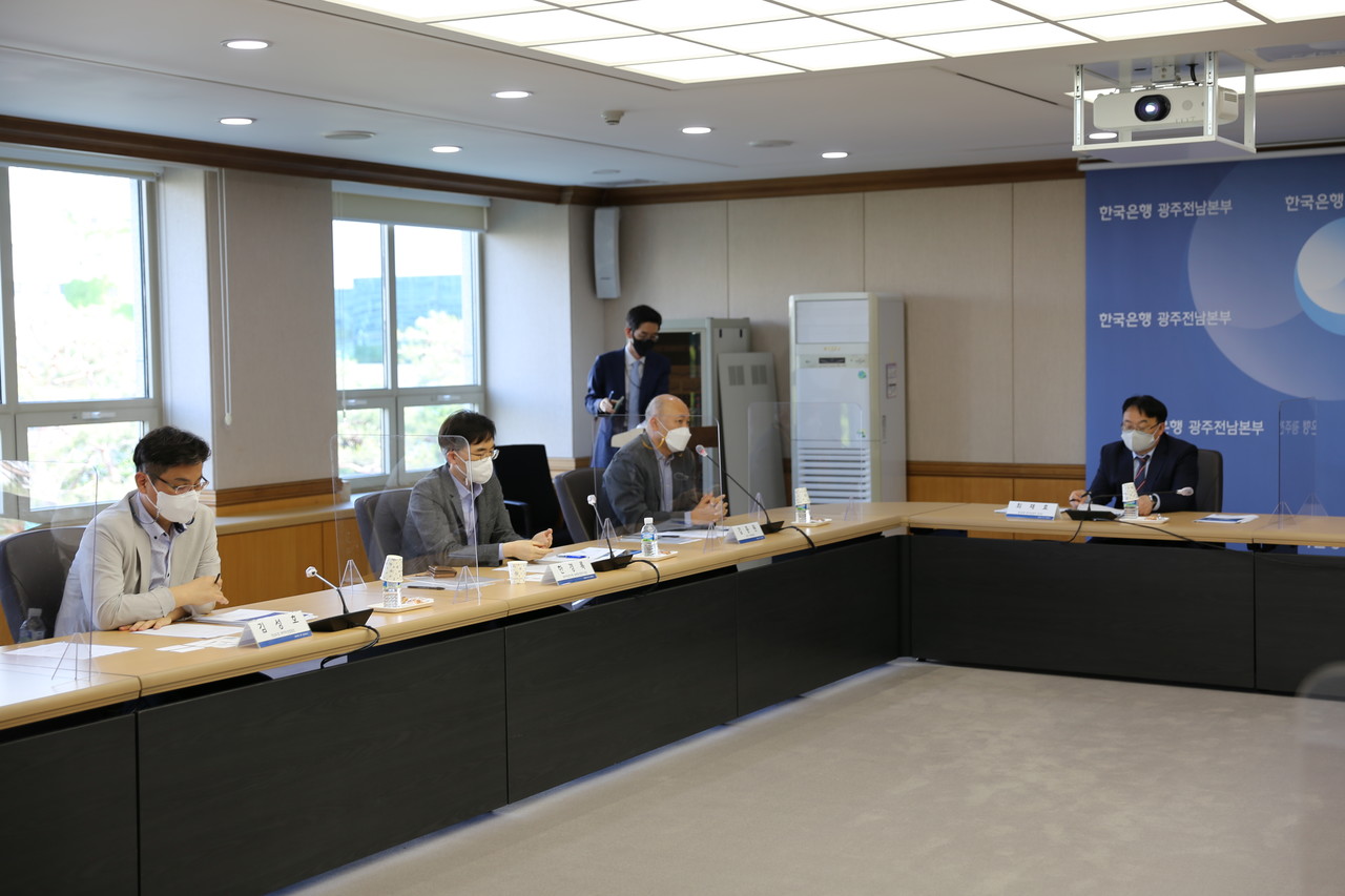 김종원 광주과학기술원 AI대학원장은 이번 포럼에서 광주, 전남 및 전북을 아우르는 마스터 플랜을 마련해 메가경제권 차원에서 지역내 각각의 데이터센터들이 연계되도록 구축해야 한다"고 주장했다. 