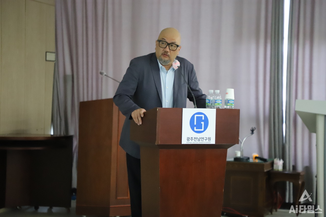 김남훈 조선대학교 전기공학과 교수가 '광주 AI 반도체산업 육성방향'에 관한 주제발표를 하는 모습. (사진=AI타임스).