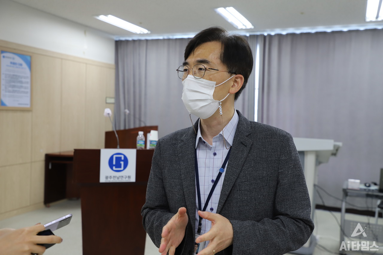 한경록 광주전남연구원 인공지능지원연구센터장이 이번 AI 전문가 포럼을 개최한 배경에 대해 설명하고 있다. (사진=AI타임스).