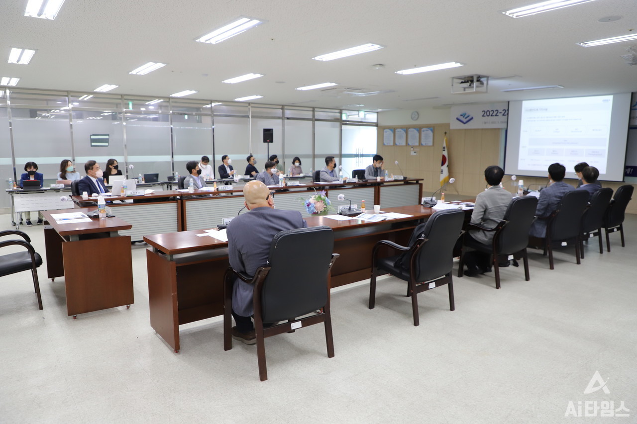 김현창 경기도경제과학진흥원 정책연구실 책임연구원의 주제발표를 경청하는 참석자들 모습. (사진=AI타임스).