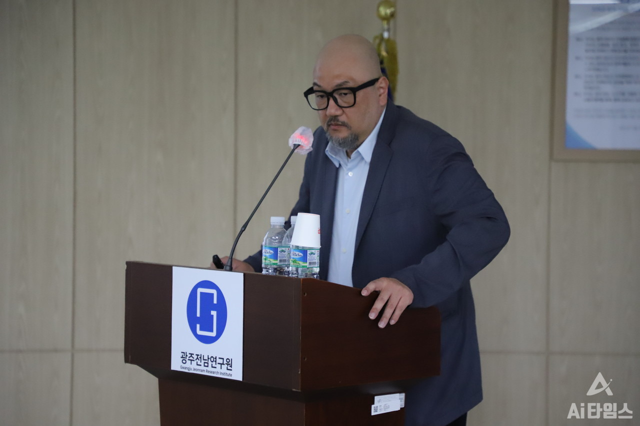 AI 전문가 포럼에서 세 번째 주제발표 연사로 나선 김남훈 조선대학교 교수는 '광주 AI 반도체산업 육성 방향'을 주제로 AI 반도체산업의 글로벌 동향과 광주의 AI 반도체산업 역량, 광주 AI 반도체 특화단지 조성 등에 관한 이야기를 풀어갔다. (사진=AI타임스).