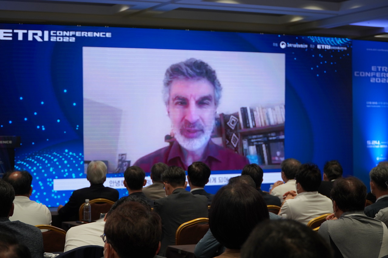 요수아 벤지오 교수는 "무의식적으로 이뤄지는 인지능력은 딥러닝과 유사하다"고 말했다. (사진=김동원 기자)