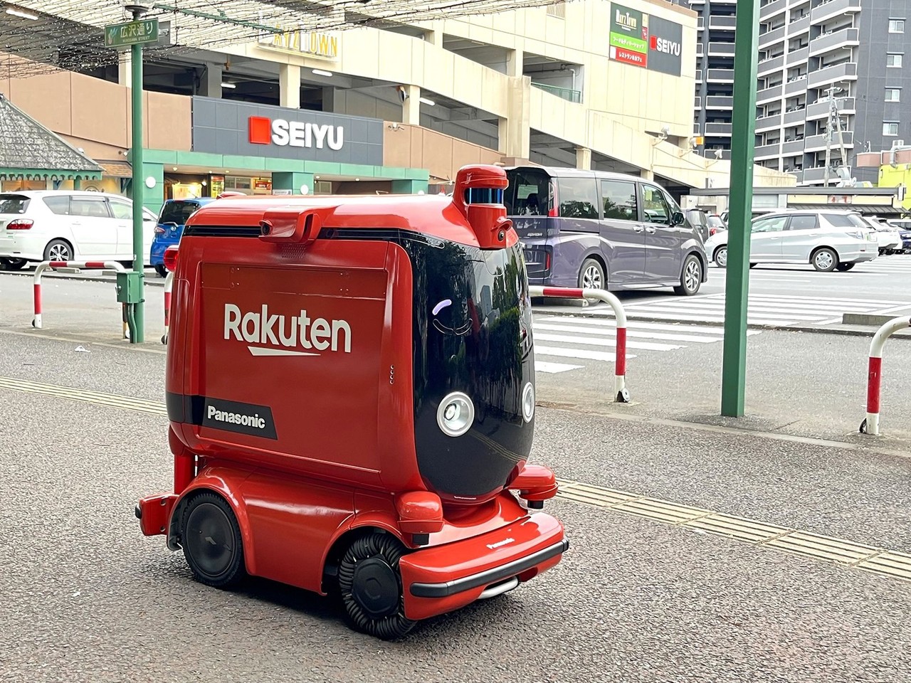 자동배송로봇이 배송을 시작하는 모습. 일본에서 라쿠텐과 파나소닉, 세이유 3개 기업이 협업해 UGV 서비스를 이바라키현 츠쿠바시에서 시작하기로 했다. (사진=파나소닉 제공).