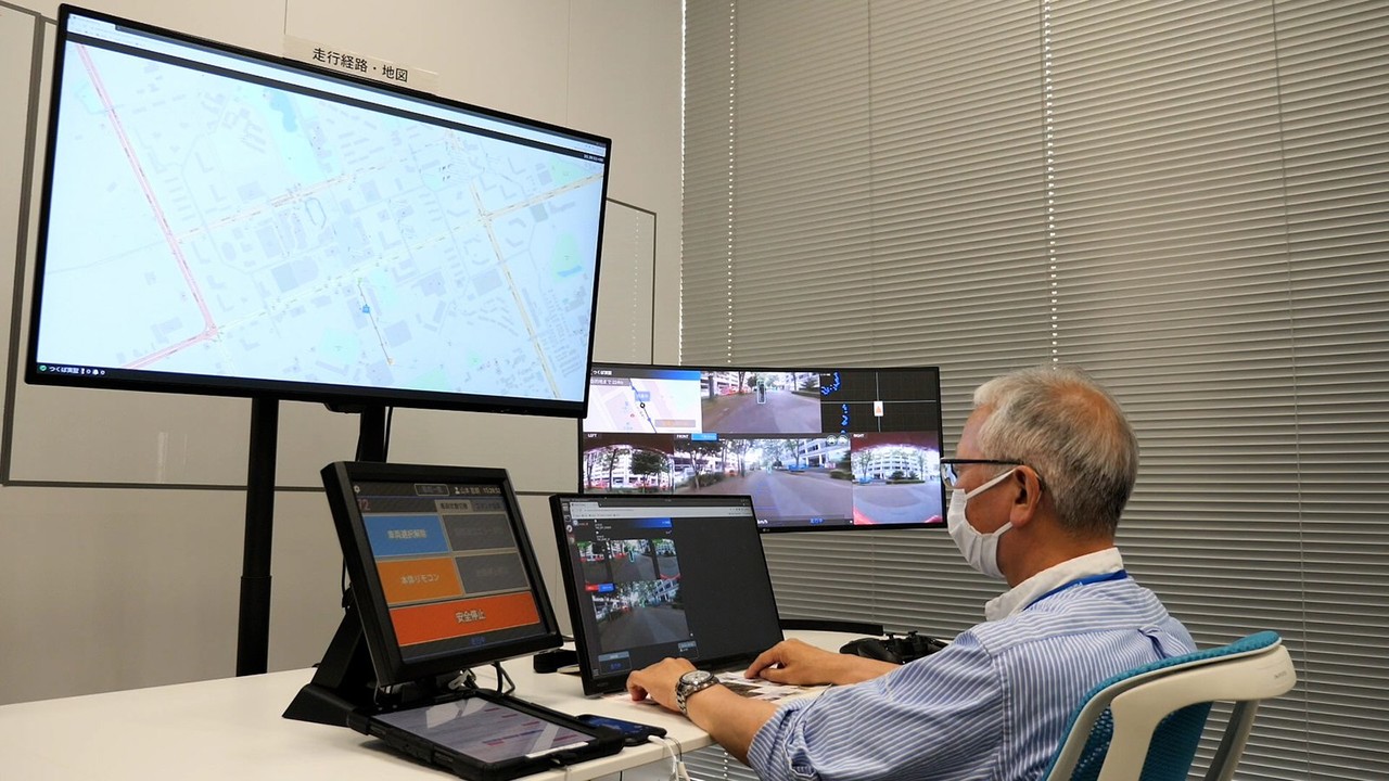'파나소닉 로포트리 도쿄'에서 원격 관제시스템을 통해 UGV를 관찰하는 모습. (사진=파나소닉 제공).