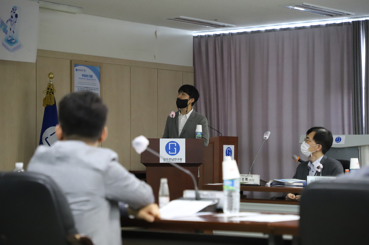 김병수 한국전자기술연구원 책임연구원은 광주전남연구원에서 열린 'AI전문가 포럼'에서 국내외 AI 반도체 동향과 전망을 발표했다.