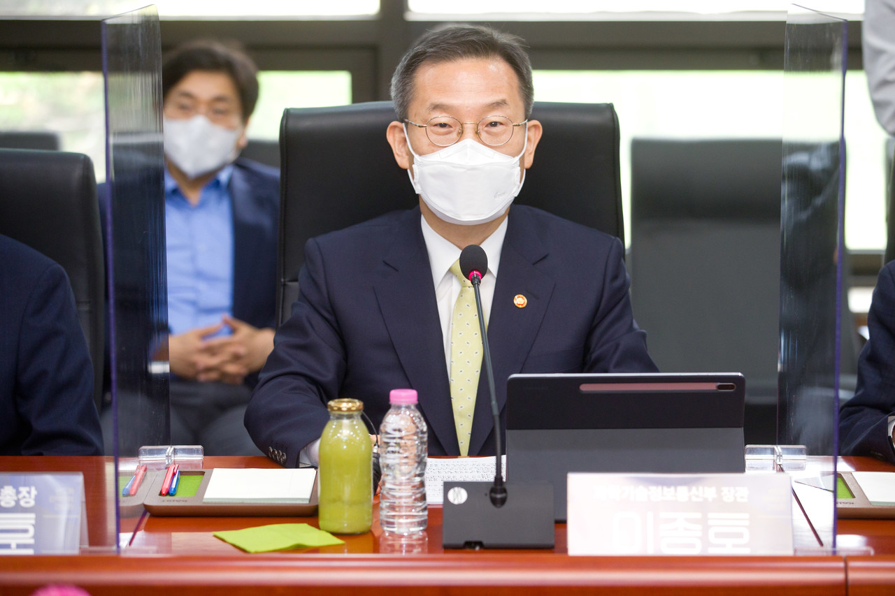 이종호 과기정통부 장관은 30일 산업계 대표, 과학기술원 총장 등과 반도체 인력양성을 위한 간담회를 개최했다. (사진=과기정통부)