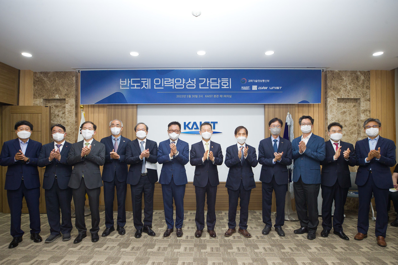 (왼쪽부터) 박재근 반도체디스플레이기술학회장, 김동섭 SK하이닉스 사장, 국 양 DGIST 총장,김기선 GIST 총장, 김정호 KAIST 교수, 정은승 삼성전자 사장, 이종호 과학기술정보통신부 장관,이광형 KAIST 총장, 이용훈 UNIST 총장, 왕성호 네메시스 대표, 고서곤 과학기술정보통신부 연구개발정책실장, 황규철 DB하이텍 사장. (사진=과기정통부)