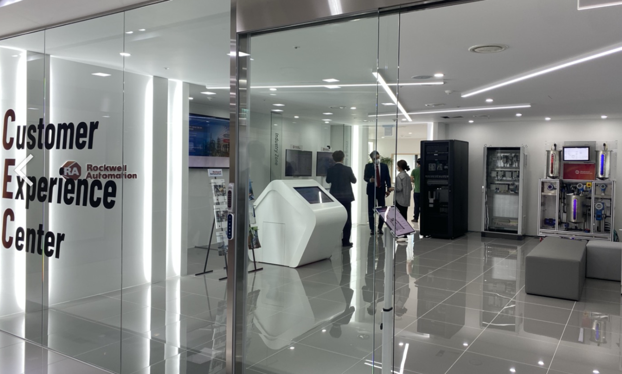 기자 회견장 옆에 위치한 스마트 팩토리 체험 가능한 고객 체험센터. (사진=김미정 기자)