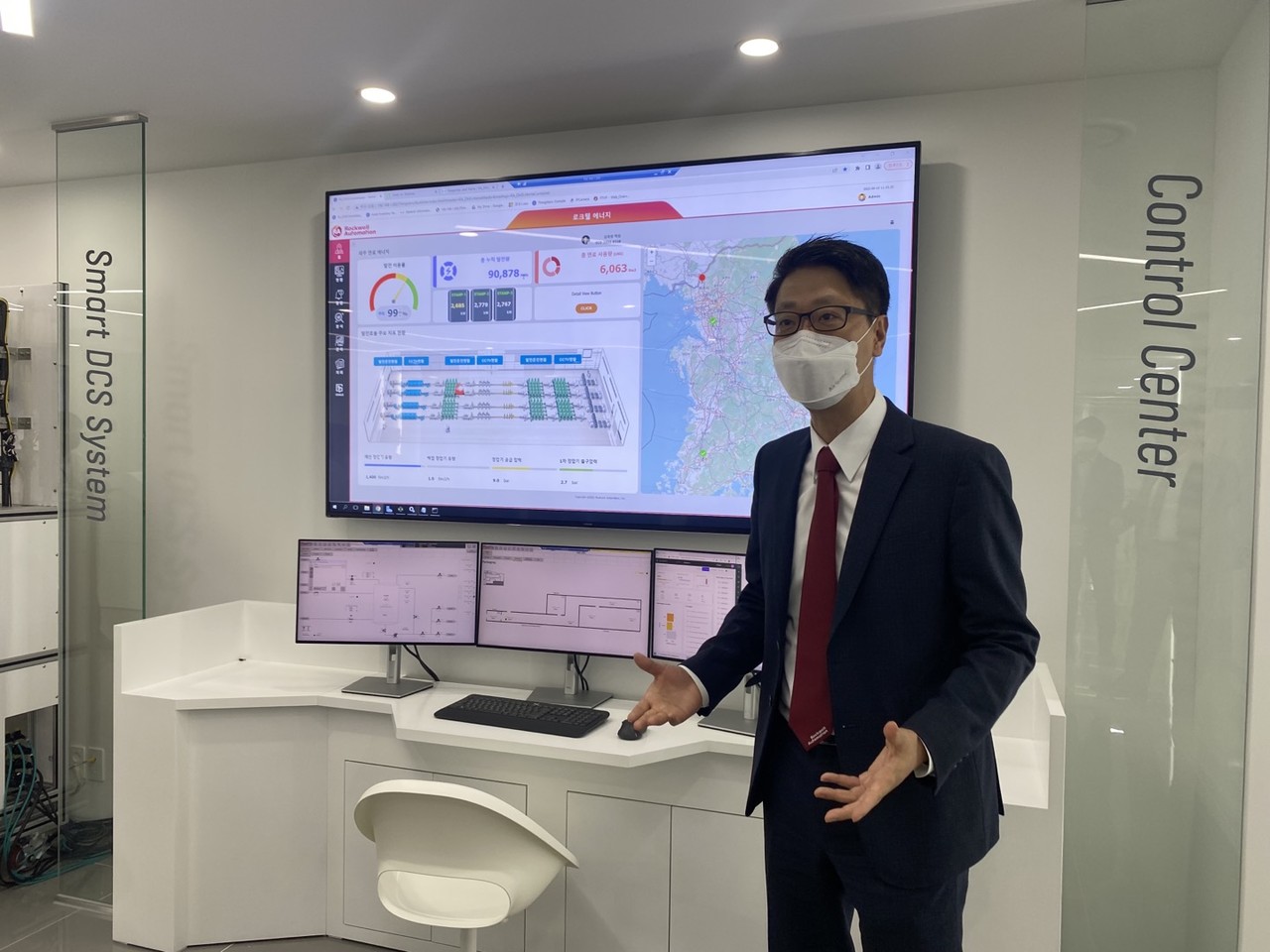 스마트 팩토리 관련 데이터를 대시보드로 볼 수 있는 IoT 플랫폼을 소개 중인 이원석 본부장. (사진=김미정 기자)