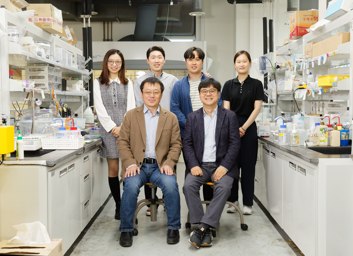 신현석(우측하단), 펑 딩 (좌측하단) 교수 연구팀.(사진=UNIST)