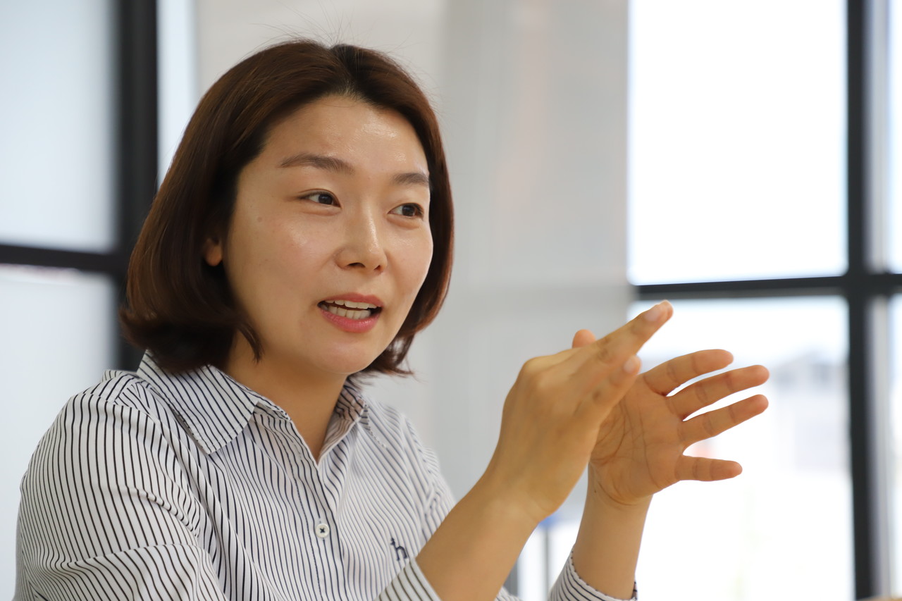 메타버스 플랫폼 '윌드'에 대해 설명하고 있는 임지숙 스마트큐브 대표의 모습.