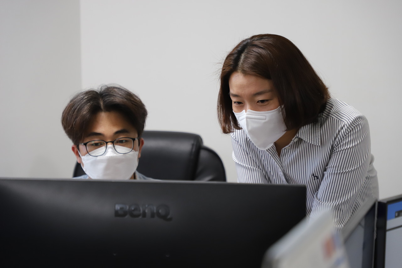 윌드에 관한 디자인을 논의하는 모습.