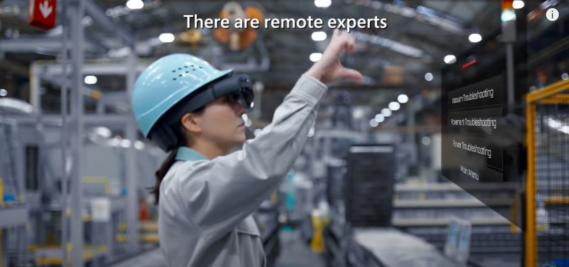 일본 고베에 있는 가와사키중공업 생산 공장 내부 직원이 VR(가상현실)·AR(증강현실) 기기 인 홀로렌즈를 통해 공장 내부의 모습을 기술자에게 전송한다. (사진=MS 유튜브 캡쳐) 