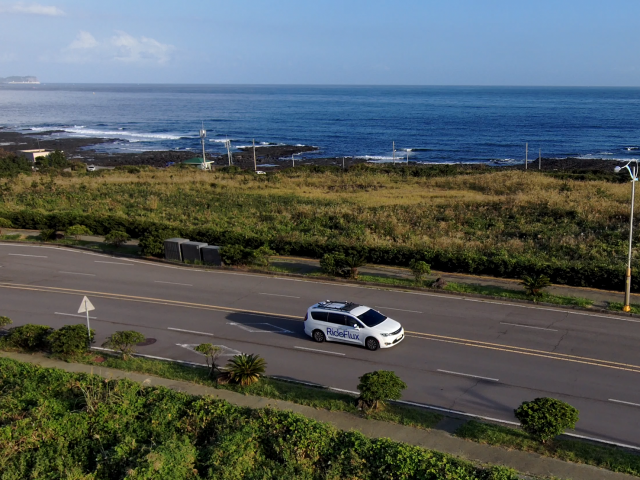 라이드플럭스가 선보이는 제주형 자율주행 모빌리티 서비스는 제주공항 인근 순환 셔틀, 중문관광단지 라스트마일 서비스, 제주공항, 호텔 간 캐리어 배송 서비스 등이다. 제주공항을 시점 및 종점으로 해 제주 여행의 시작과 끝에 직접 운전하지 않고도 편안하게 주변 관광지를 들를 수 있다는 점이 큰 특징이다 사진은 자율주행 차량이 달리는 모습.(사진=라이드플럭스 제공).