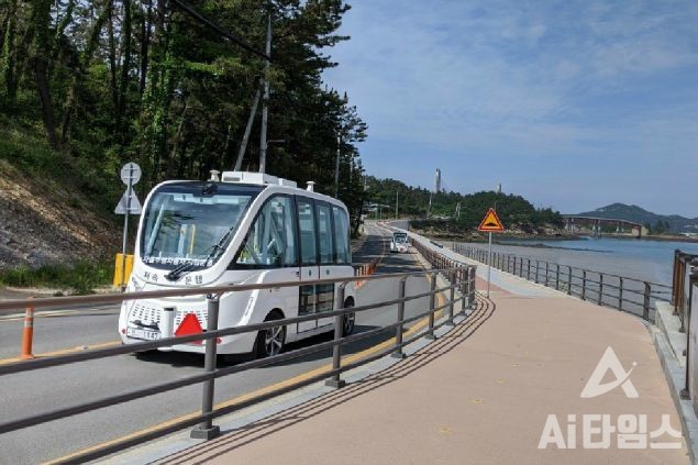 전기자동차를 기반으로 제작된 자율주행 버스는 운전자 없이 자율주행이 가능한 첨단장비를 장착했다. 버스는 15인승이며, 최대속도는 시속 25km다. 한번 충전으로 200km 정도를 달릴 수 있다 자율주행 셔틀 차는 총 4대로 각각 최대 15명까지 탑승이 가능하다. (사진=스프링클라우드 제공).