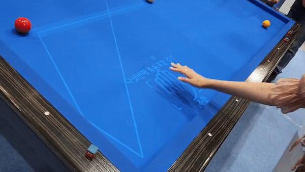 사용자는 AI가 추천한 경로가 마음에 들지 않을 경우 당구대 위에 있는 손바닥 모양에 손을 대 다른 경로를 추천받을 수 있다. (사진=김동원 기자)