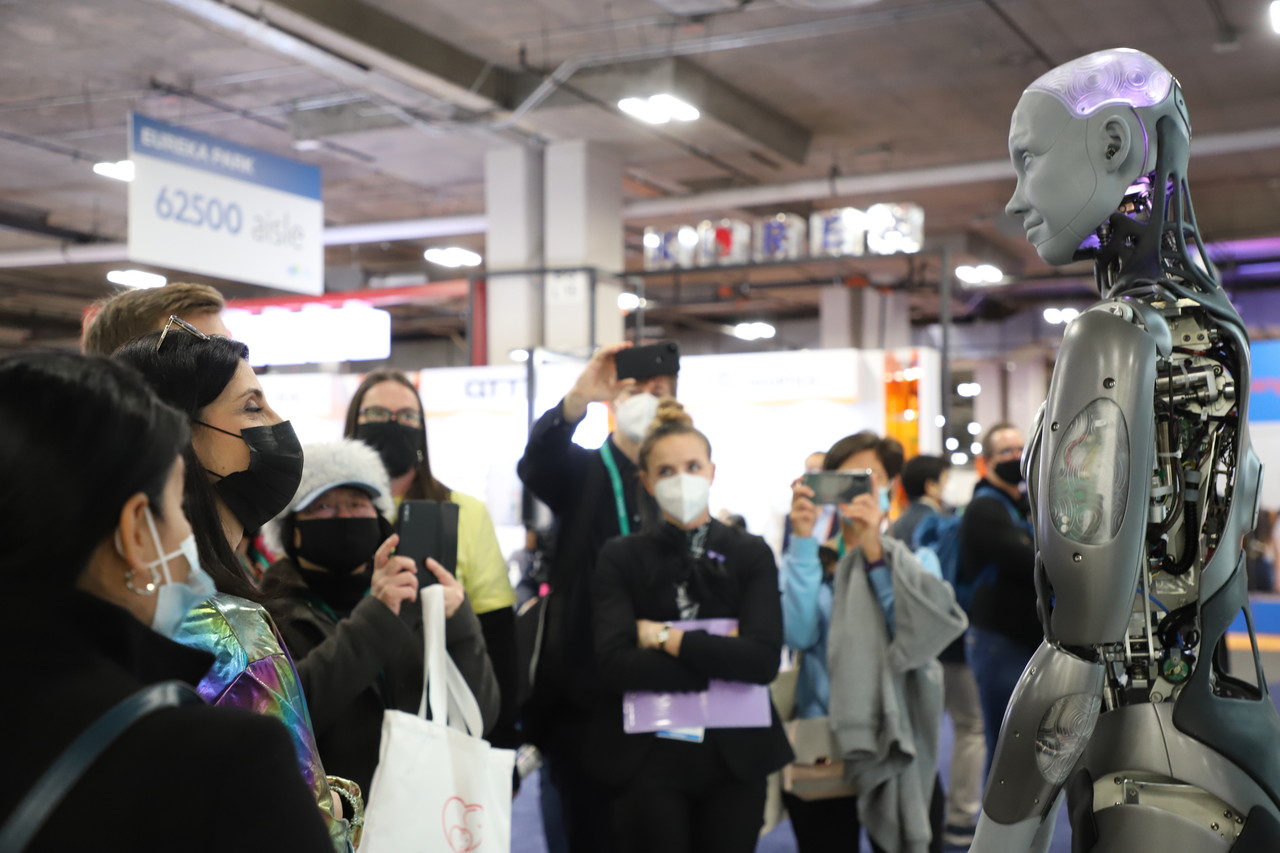 지난 1월 6일(현지시간) 미국 라스베이거스에서 열린 세계 최대 정보기술(IT)·가전 전시회 'CES 2022'의 베네치안 엑스포 전시장 '유레카 파크'. 이곳에서 인간의 모습과 쏙 빼닮은 휴머노이드 로봇 '아메카'가지나가는 관람객들의 발길을 사로잡았다. (사진=AI타임스).