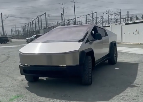 인스타그램을 통해 공개된 사이버트럭 전면부(사진=인스타그램 영상 캡쳐)