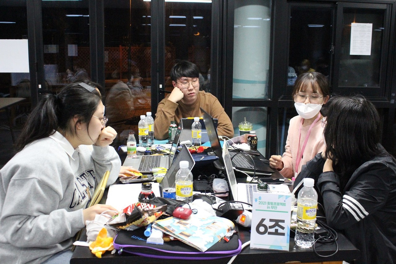 지난해 진행된 '2021 지역협력프로젝트'의 모습…대학생들이 머리를 맞대 논의하고 있다. (사진=전남도 제공).