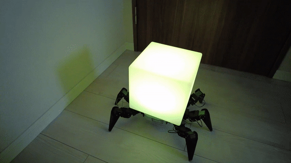 '라니우스'라는 로봇 개발자가 발명한 '램프형 로봇'…한밤중에 화장실을 원활하게 갈 수 있도록 하기 위해 만들어졌다. (사진=lanius 유튜브 채널 캡쳐).