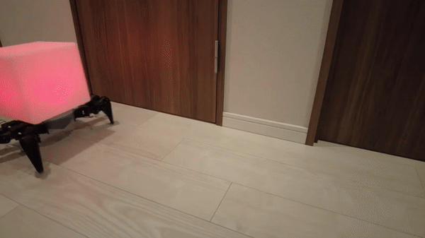 라니우스는 "걸음이 느려 화장실 가기 불편할 것 같다"는 의견을 듣고 램프형 로봇이 얼마나 빨리 움직일 수 있는지 실험중에 있다. (사진=lanius 유튜브 채널 캡쳐).