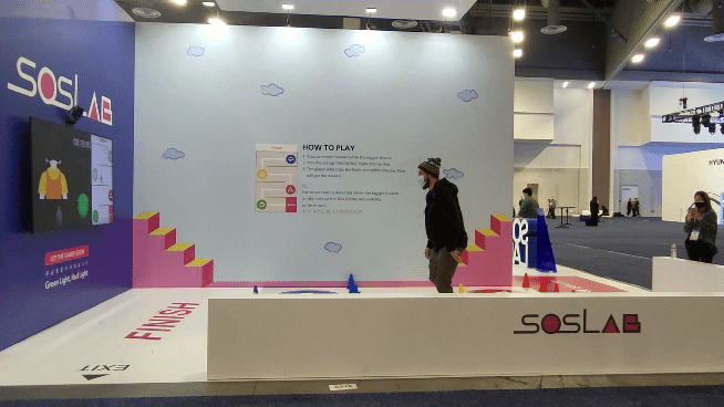 에스오에스랩이 지난 1월 미국 라스베이거스에서 열린 세계 최대 IT·가전 전시회 ‘CES 2022’에서 고정형 라이다 제품 ‘ML’이 적용된 '오징어 게임' 체험을 선보여 관람객들에게 주목을 받았다. 한 관람객이 오징어 게임 체험에 실패하자 아쉬워하는 모습.  (사진=AI타임스).