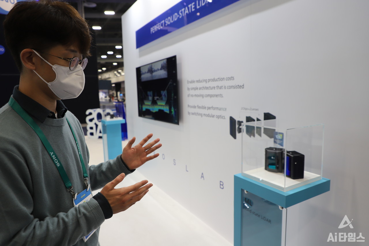 세계 최대 IT·가전 전시회 ‘CES 2022’에서 선보인 고정형 라이다 제품 ‘ML(Mobility LiDAR)’에 대해 에스오에스랩 관계자가 설명하고 있다. (사진=AI타임스).
