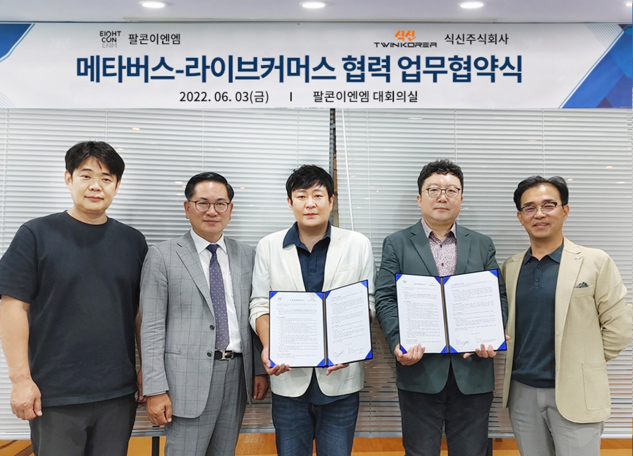 (왼쪽부터) 팔콘 류해운부대표, 경상매일신문 천기화회장, 팔콘 정재윤대표, 식신 안병익대표, 리처스아이엠지 최원석대표. (사진=식신)