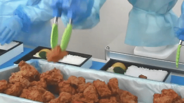 일본의 한 로봇기업인 'RT코퍼레이션'에서는 인간형 협동 로봇을 개발해 식품공장에서 사람과의 협동 생산라인을 모델을 제시했다. (사진=RT코퍼레이션 유튜브 캡쳐).