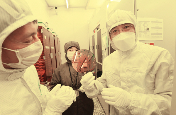 반도체 관련 학과 증원 문제를 두고 교육계 등 각계에서 논란이 계속되고 있다. 정부의 반도체학과 증원 정책이 비수도권 대학 붕괴를 가속화시킬 수 있다는 우려도 나온다. 이를 놓고 일각에서는 '취업 보장'이 되지 않은 지역대학들은 반도체학과를 신설한다고 하더라도 정원을 채우지 못할 것이라는 시각도 있다. 사진은 지난달 31일 추경호 부총리 겸 기획재정부 장관(오른쪽)이 서울대학교 관악캠퍼스 반도체 공동연구소를 방문해 시설을 둘러보고 있다. (사진=기획재정부 제공).