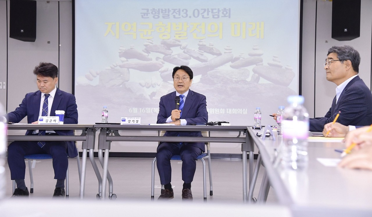 강기정 광주광역시장 당선인이 16일 광주도시공사에 마련된 새로운 광주시대 준비위원회 대회의실에서 ‘균형발전 3.0’ 간담회를 갖고 있다. (사진=새로운 광주시대 준비위원회 제공).