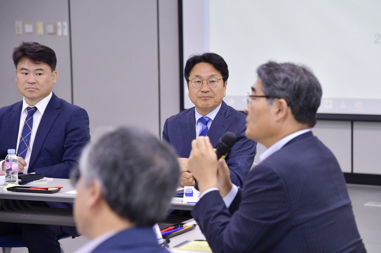 강기정 광주광역시장 당선인이 16일 광주도시공사에 마련된 새로운 광주시대 준비위원회 대회의실에서 ‘균형발전 3.0’ 간담회를 갖고 있다. (사진=새로운 광주시대 준비위원회 제공).