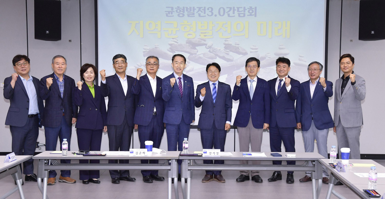 강기정 광주광역시장 당선인과 전‧현직 국가균형발전위원장이 16일 광주도시공사에 마련된 새로운 광주시대 준비위원회 대회의실에서 ‘균형발전 3.0’ 간담회를 갖고 기념촬영을 하고 있다. (사진=새로운 광주시대 준비위원회 제공).