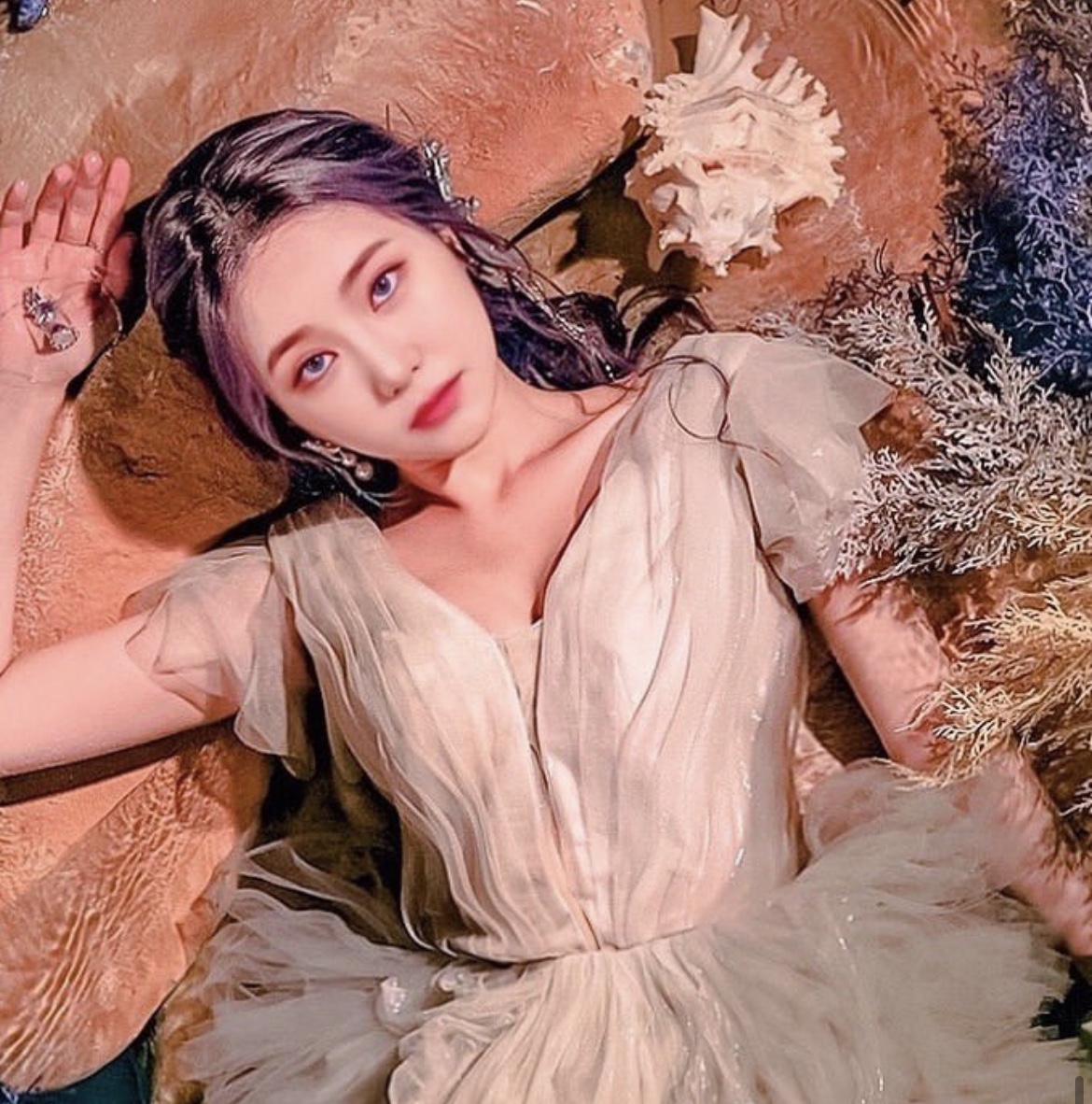 '아일라'의 포지션은 조금 특별하다. 기존의 버추얼 휴먼들이 셀럽이나 인플루언서를 모델로 한 페르소나(persona)였다면 '아일라'는 인간이 아닌 설정을 가지고 혜성처럼 등장했다. 어릴 적 읽던 동화 속에 등장하는 공주님이 현대사회로 재탄생해 대중들의 눈을 사로잡았다. (사진=디오비스튜디오 제공).